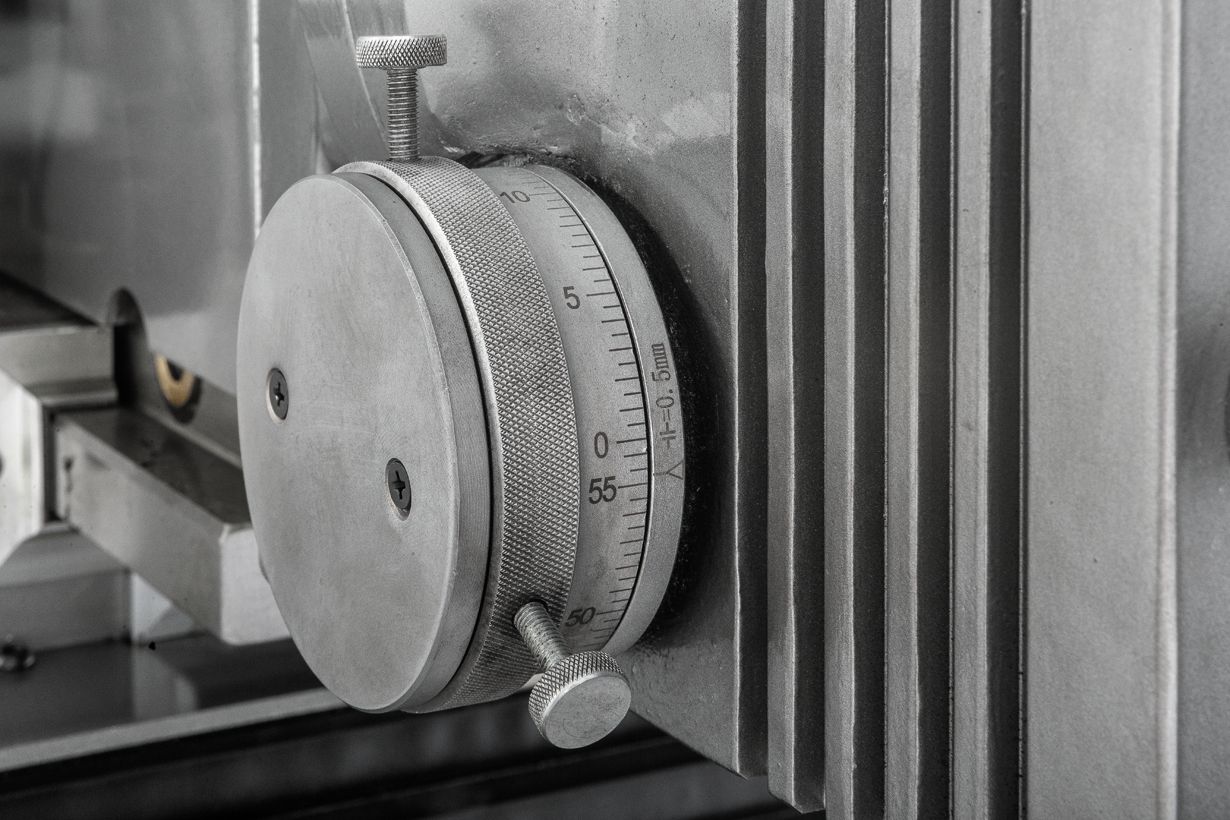 JET JUTM-1632 Servo DRO Универсальный фрезерный станок (СТК Сибирь - Новосибирск)